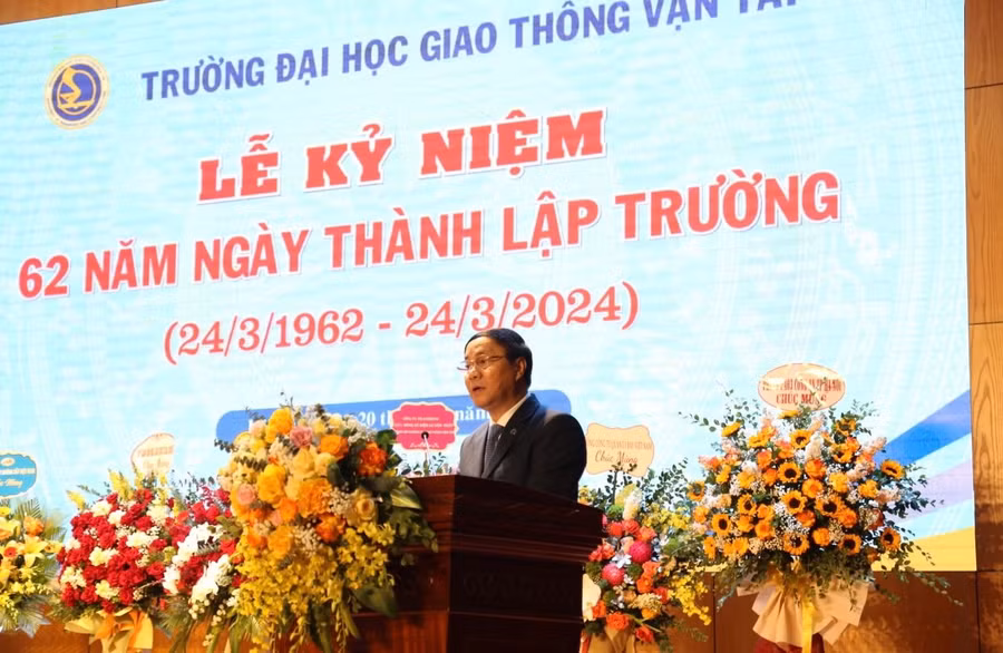 GS.TS Nguyễn Ngọc Long ôn lại chặng đường lịch sử phát triển của nhà trường. GS.TS Nguyễn Ngọc Long ôn lại chặng đường lịch sử phát triển của nhà trường.
