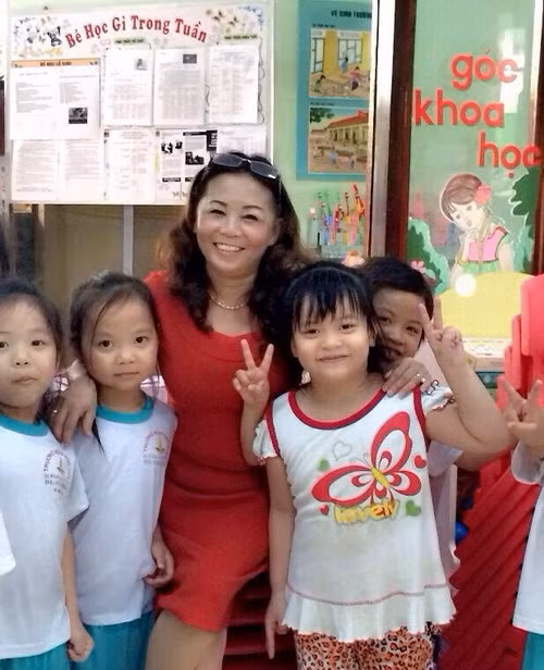 Cô Phượng cùng học sinh của mình