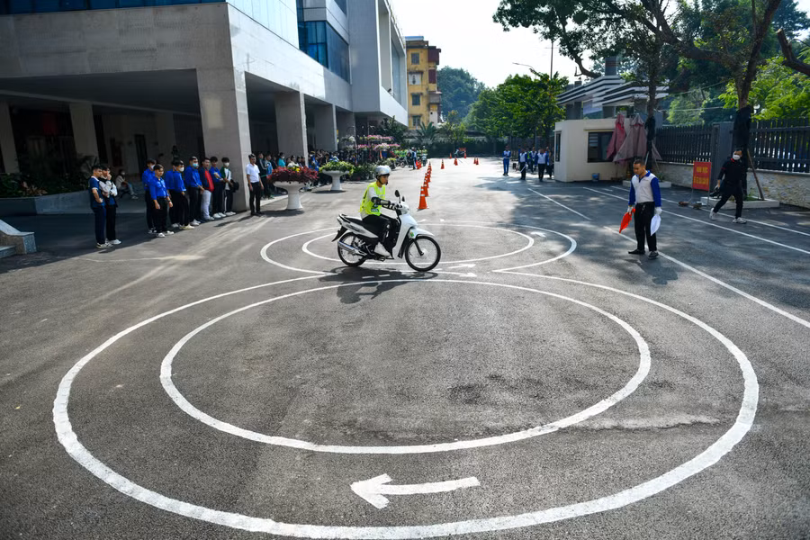 Trước đó 5 đội thi đã hoàn thành phần thi thực hành lái xe mô tô an toàn. Trước đó 5 đội thi đã hoàn thành phần thi thực hành lái xe mô tô an toàn.
