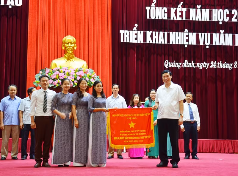 Thừa ủy quyền của Thủ tướng Chính phủ, Chủ tịch UBND tỉnh Nguyễn Đức Long đã trao Cờ thi đua của Thủ tướng Chính phủ cho đơn vị dẫn đầu phong trào thi đua.
