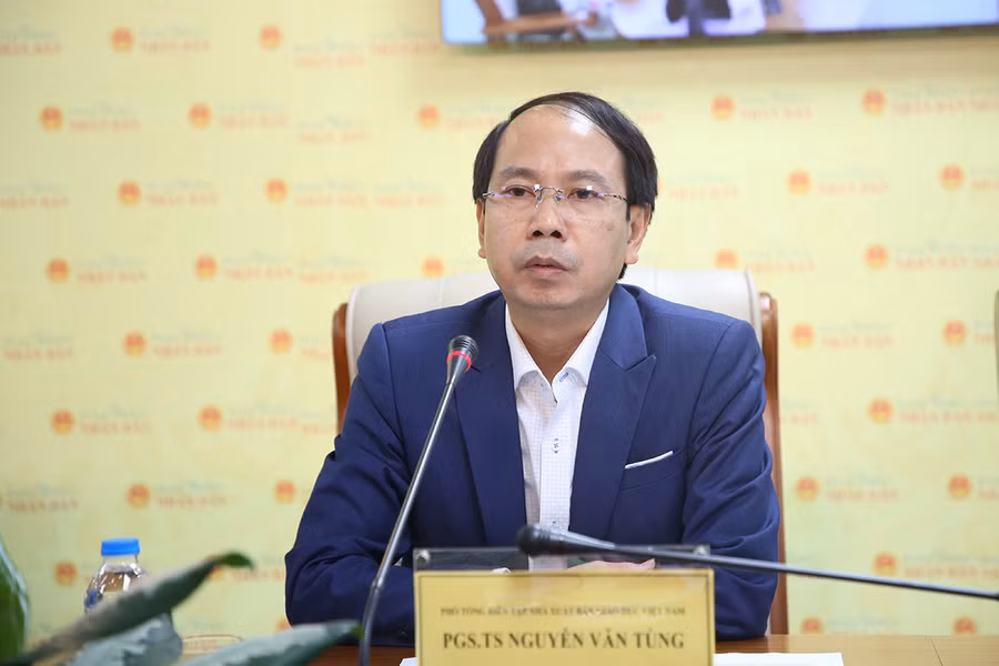 Phó Tổng Biên tập Nhà xuất bản Giáo dục Việt Nam, PGS.TS Nguyễn Văn Tùng chia sẻ tại tọa đàm.