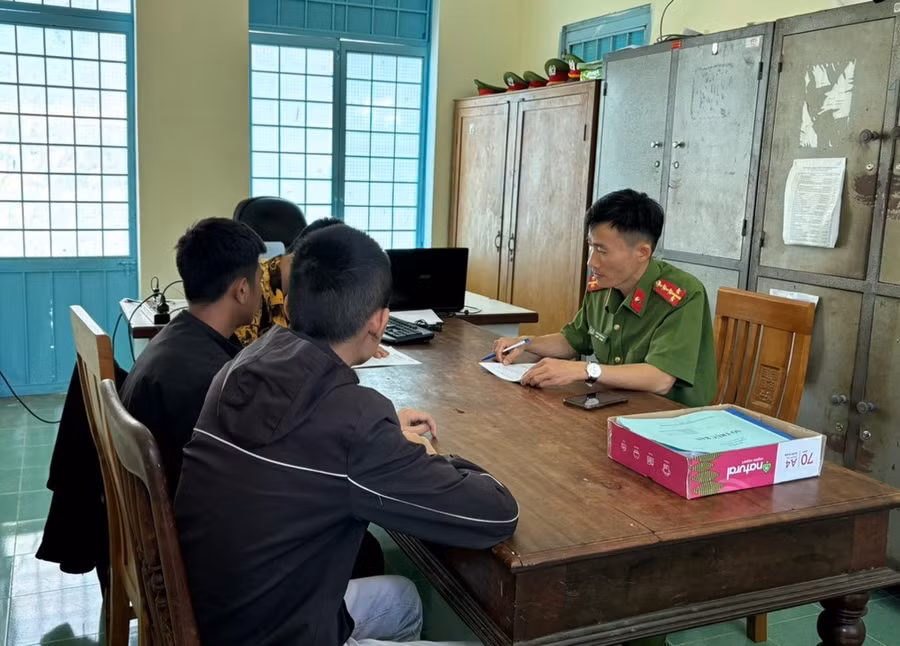 Người dân trình báo sự việc với cơ quan Công an. (Ảnh: Công an Kon Tum).