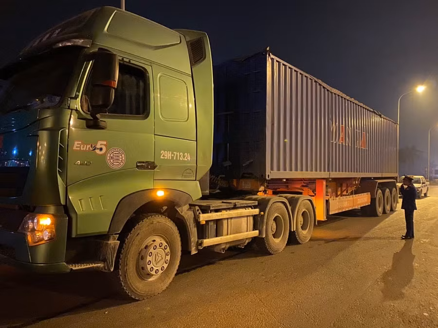 Xe container chở quá tải bị cơ quan chức năng tạm dừng để kiểm tra.