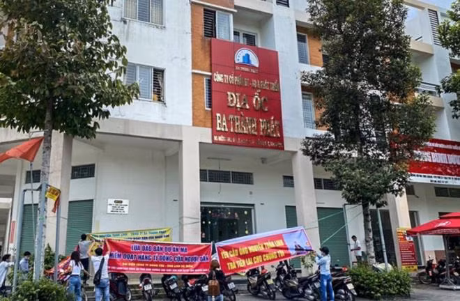 Nhiều người dân tụ tập trước trụ sở Công ty Ba Thành Phát trước đó.