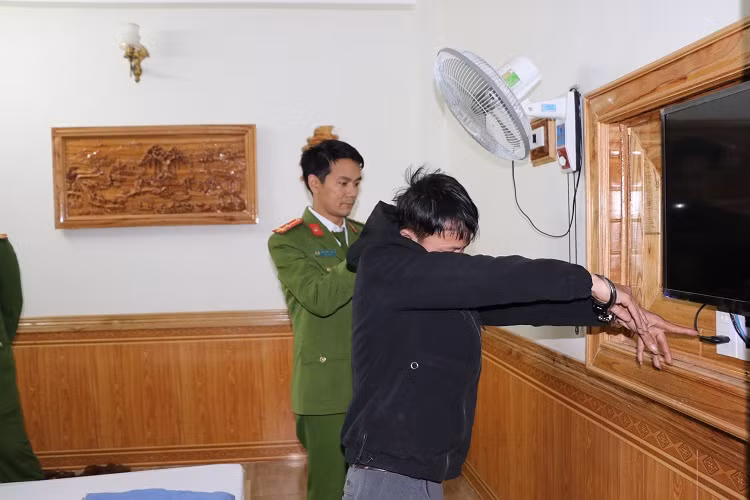 Trần Văn Ninh chỉ nơi lắp đặt camera ghi hình các cặp đôi trong nhà nghỉ. Ảnh: Công an Vĩnh Phúc.