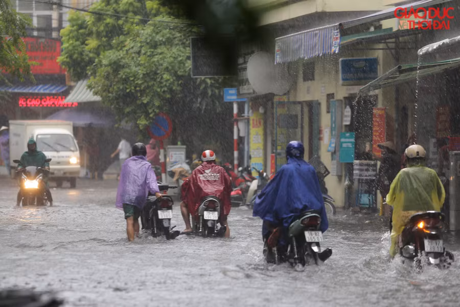 Rất nhiều phương tiện chết máy khi đi qua điểm ngập