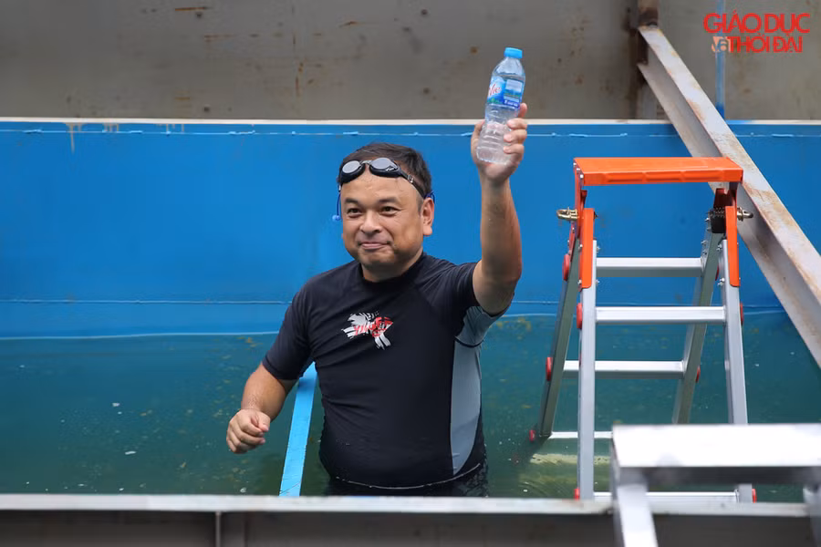 Ông TS.Kubo Jun trực tiếp xuống bể cuối cùng, là nơi nước được xử lý đạt tiêu chuẩn