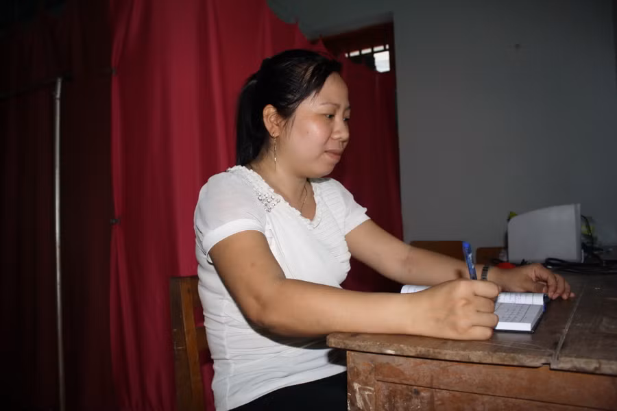 Cô Trần Mỹ Hương, trường THCS An Qui soạn giáo án trong căn nhà công vụ Cô Trần Mỹ Hương, trường THCS An Qui soạn giáo án trong căn nhà công vụ