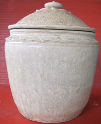 Chiếc Thạp cổ từ đời Trần. Ảnh: Quang Anh