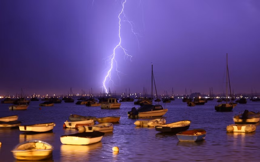 Bầu trời cảng Poole ở Dorset (Anh) sáng rực vì tia chớp A bolt of ightning strikes over Poole Harbour in Dorset
