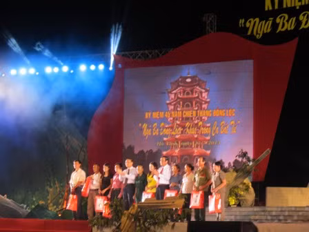 Các đồng chí Tô Huy Rứa và Nguyễn Thanh Bình trao quà cho 3 anh hùng và các thân nhân liệt sỹ