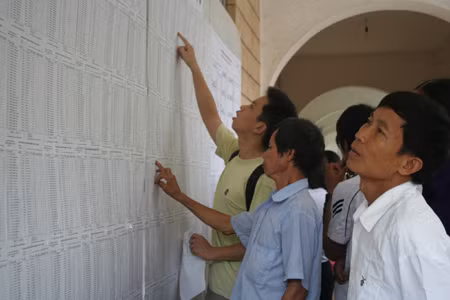 Hồi hộp xem điểm cho con Hồi hộp xem điểm cho con