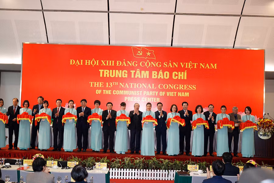 Đồng chí Trần Quốc Vượng và các đồng chí lãnh đạo cắt băng khai trương Trung tâm Báo chí.