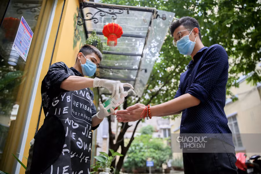 Hàng quán Hà Nội ngày đầu thực hiện yêu cầu giãn cách: Nơi tuân thủ, chỗ "thờ ơ" ảnh 2
