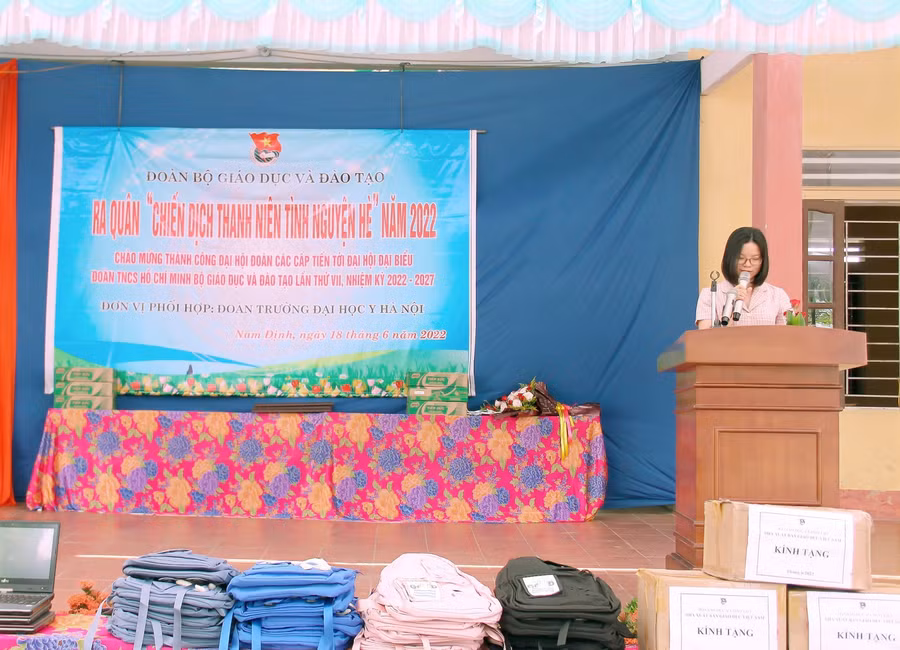 Đ/c Vũ Thị Hạnh - Phó Bí thư thường trực Đảng ủy Bộ Giáo dục và Đào tạo phát biểu chỉ đạo.