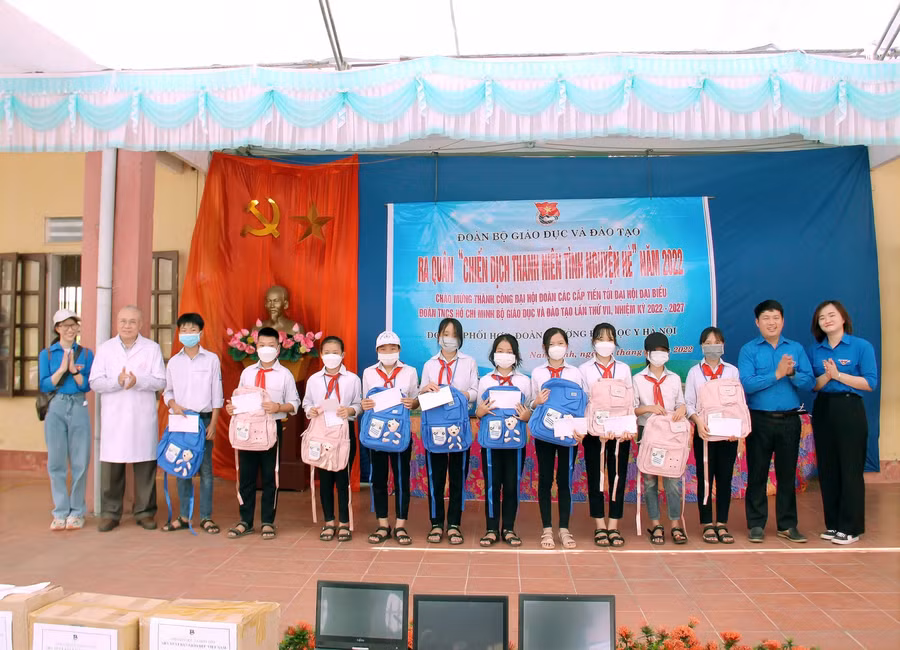 Đ/c Nguyễn Văn Đại - Phó bí thư Đoàn Bộ GD&amp;ĐT và Đ/c Nguyễn Văn Khương - Nguyên Giảng viên Đại học Y Hà Nội trao tặng các suất học bổng cho học sinh vượt khó học giỏi.