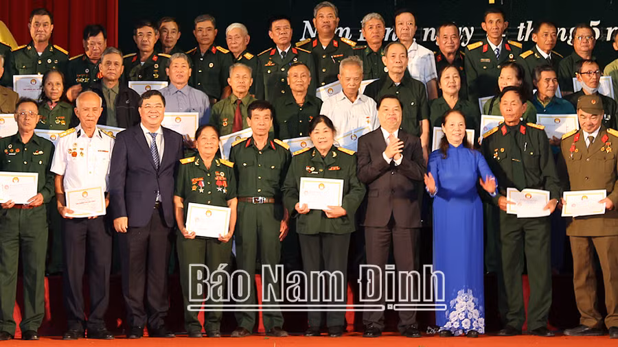 Các đồng chí: Bí thư Tỉnh ủy Phạm Gia Túc; Phó Chủ tịch kiêm Tổng thư ký Hội Khuyến học Việt Nam Lê Mạnh Hùng và các đồng chí lãnh đạo tỉnh trao học bổng cho người lao động. Các đồng chí: Bí thư Tỉnh ủy Phạm Gia Túc; Phó Chủ tịch kiêm Tổng thư ký Hội Khuyến học Việt Nam Lê Mạnh Hùng và các đồng chí lãnh đạo tỉnh trao học bổng cho người lao động.