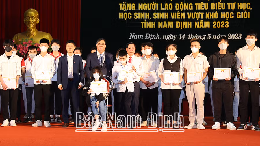 Các đồng chí: Phạm Gia Túc, Ủy viên BCH Trung ương Đảng, Bí thư Tỉnh ủy; Lê Mạnh Hùng, Phó Chủ tịch kiêm Tổng thư ký Hội Khuyến học Việt Nam trao học bổng cho học sinh, sinh viên. Các đồng chí: Phạm Gia Túc, Ủy viên BCH Trung ương Đảng, Bí thư Tỉnh ủy; Lê Mạnh Hùng, Phó Chủ tịch kiêm Tổng thư ký Hội Khuyến học Việt Nam trao học bổng cho học sinh, sinh viên.