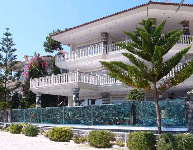 Quirky properties around the world: would you live in a house like this? A manion in the coastal town of Cesme, Turkey, has a huge aquarium outside it in place of the garden wall. There are about a thousand fish of different species in the aquarium, which is approximately 50 metres long. A mansion in the coastal town of Cesme, Turkey, has a huge aquarium outside it in place of the garden wall. There are about a thousand fish of different species in the aquarium, which is approximately 50 metres long. 