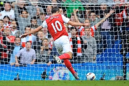 Bàn thắng ấn định chiến thắng của Van Persie Bàn thắng ấn định chiến thắng của Van Persie