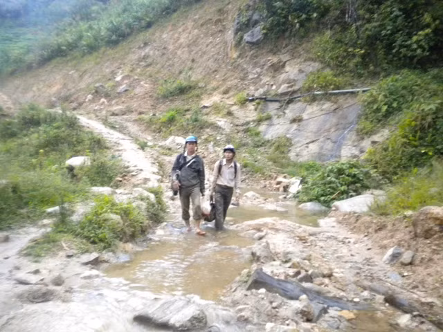 Dạy học trên đỉnh Trà Linh ảnh 6 Gan nan đường lên Trà Linh