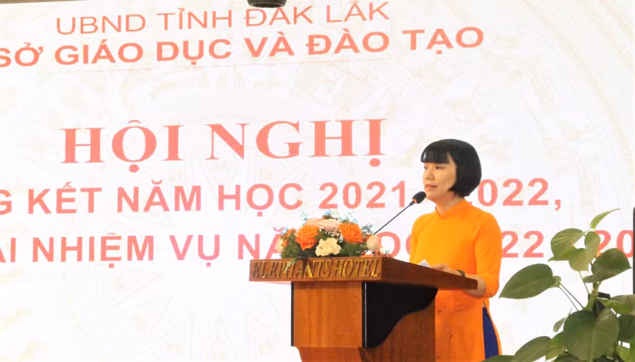 Bà Mai Thị Hồng Hà - Trưởng phòng GD&ĐT TP Buôn Ma Thuột báo cáo tham luận tại Hội nghị. Bà Mai Thị Hồng Hà - Trưởng phòng GD&ĐT TP Buôn Ma Thuột báo cáo tham luận tại Hội nghị.