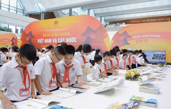 Học sinh hào hứng với SGK mới.