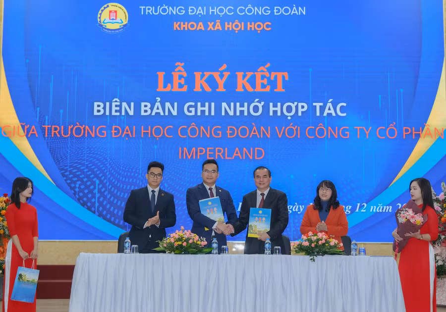 TS Nguyễn Đức Tĩnh - Phó Bí thư Đảng ủy, Phó Hiệu trưởng Trường ĐH Công đoàn ký kết thỏa thuận hợp tác với các doanh nghiệp.