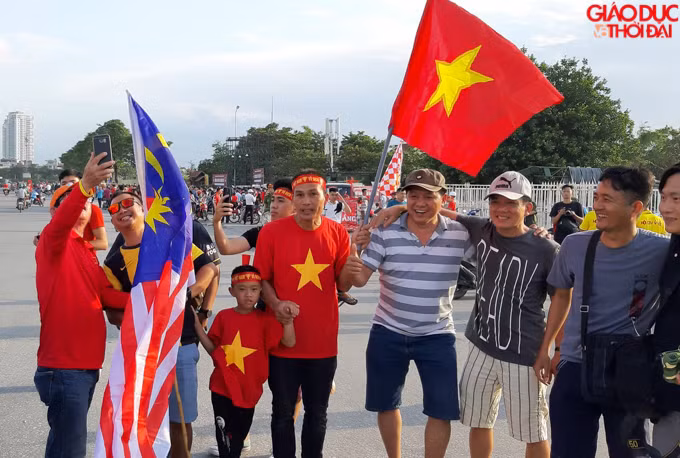 CĐV Việt Nam và CĐV Malaysia vui vẻ chụp ảnh cùng nhau trước trận đấu.