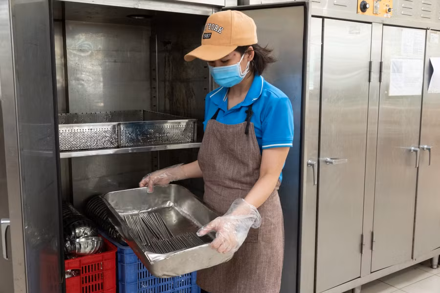 Bát đũa, dụng cụ nhà bếp sau khi vệ sinh sạch sẽ được đưa vào máy sấy nhiệt độ cao loại bỏ vi khuẩn.