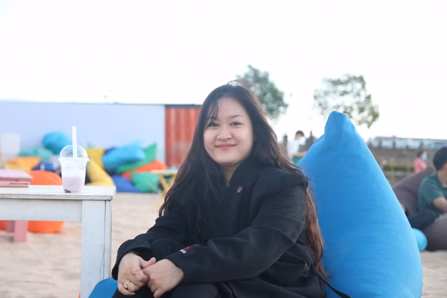 Sau khi dạo chơi, các bạn trẻ ngồi nghỉ ngơi, uống nước và ngắm cảnh sắc ngay tại "bãi biển".