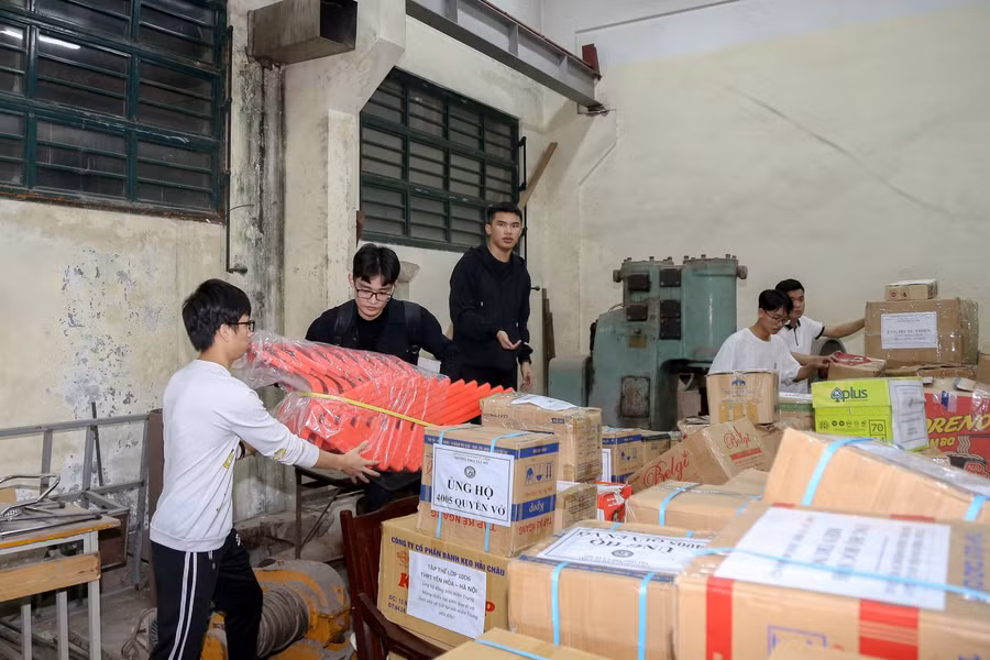 Trong tối ngày hôm nay, đoàn xe chở đồ dùng học tập ủng hộ miền Trung sẽ xuất phát.