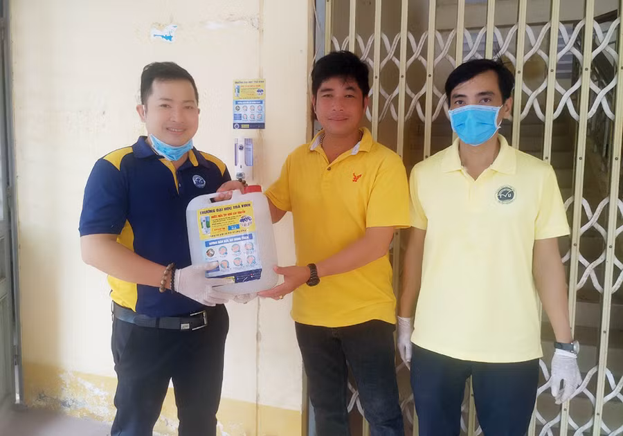 Trao tặng cho các nhà trường