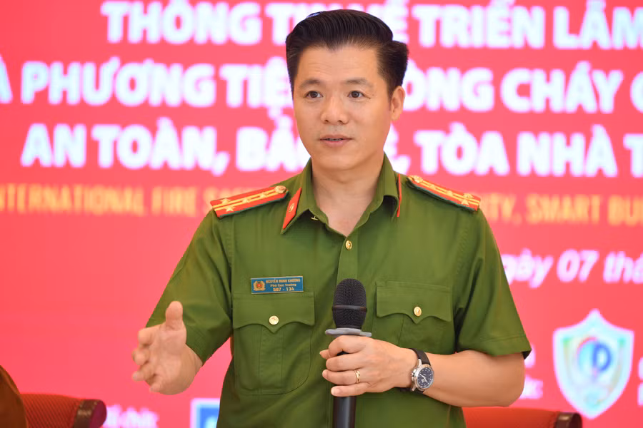 Đại tá Nguyễn Minh Khương chia sẻ thông tin tại buổi gặp gỡ báo chí.