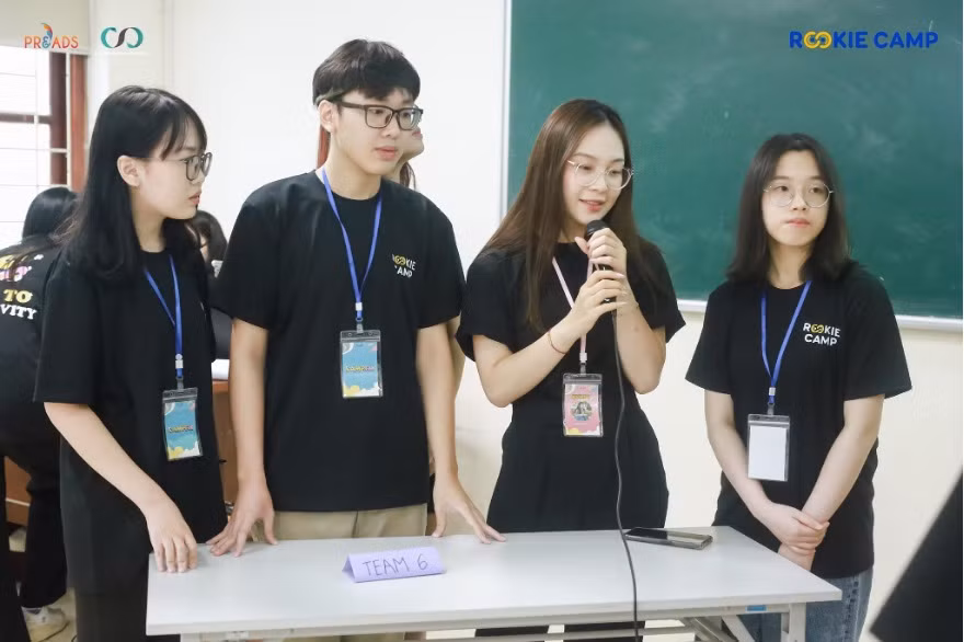 Những trại sinh thể hiện những chiến dịch.