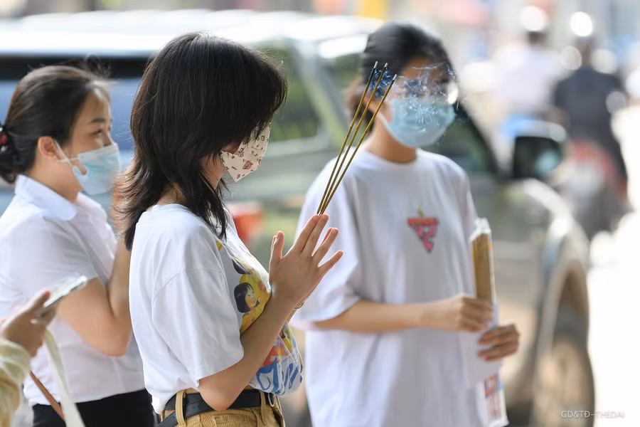Phụ huynh, sĩ tử vái vọng cầu may bên ngoài Văn Miếu trước kỳ thi vào lớp 10 ảnh 6