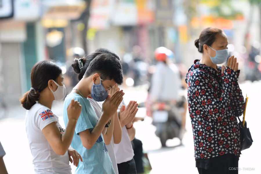 Nhưng nhiều thí sinh vẫn đến hành lễ mong muốn có được may mắn trong kỳ thi sắp tới.