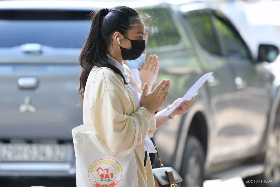 Nhiều sĩ tử trong ngày hôm nay đã đến để cầu may và cũng là giải tỏa tâm lý trước kỳ thi.