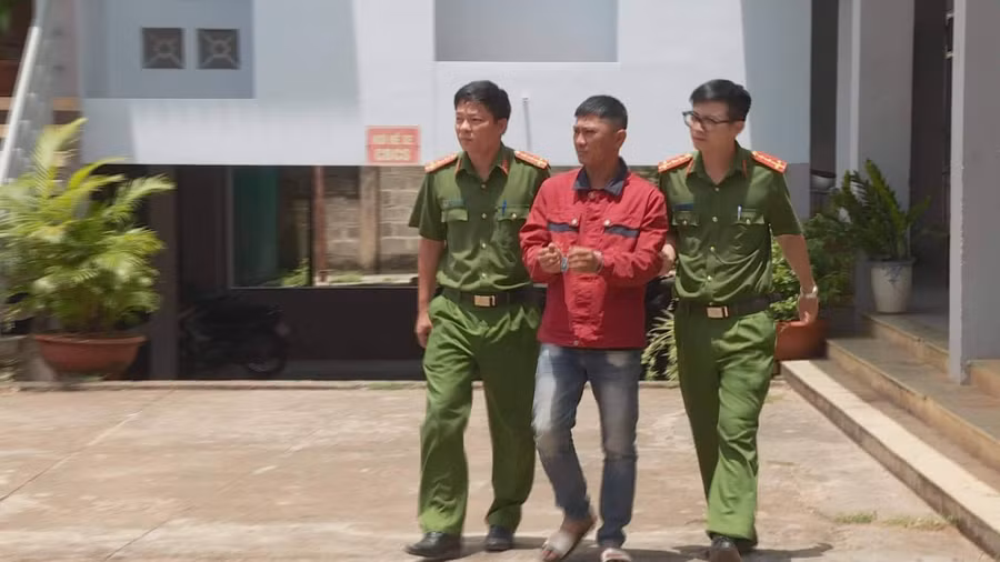 Cơ quan CSĐT thi hành lệnh bắt tạm giam đối tượng Nguyễn Văn Long (ảnh: Sỹ Đức).