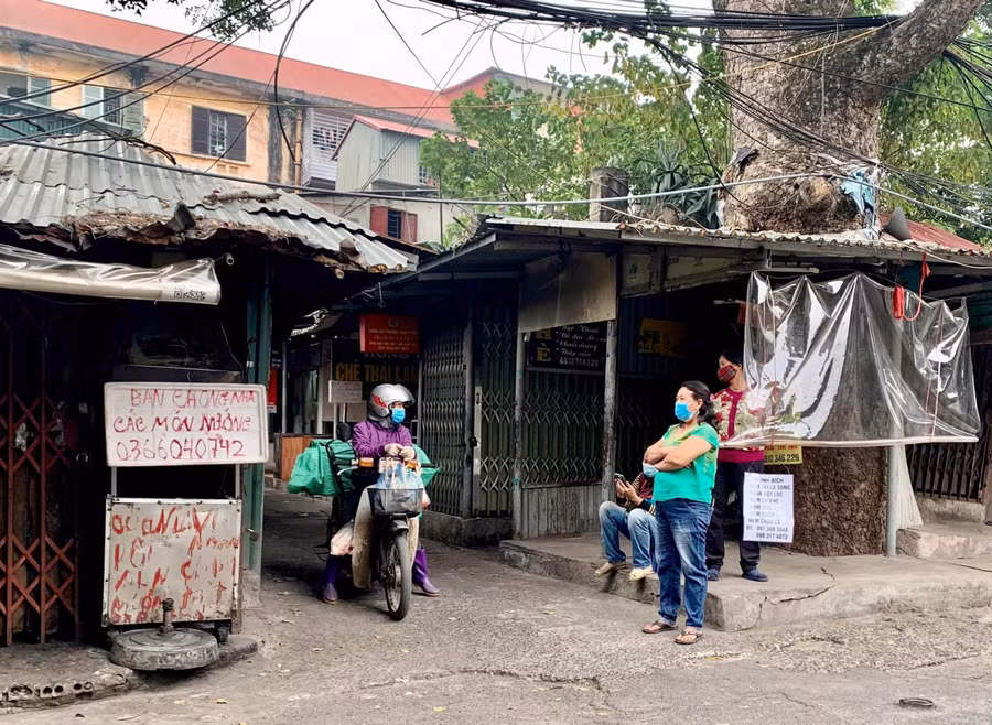 Tuy nhiên, do đây là chợ tạm nên bên trong chợ vẫn có nhà dân sinh sống, không phân định rõ khuôn viên với chợ.