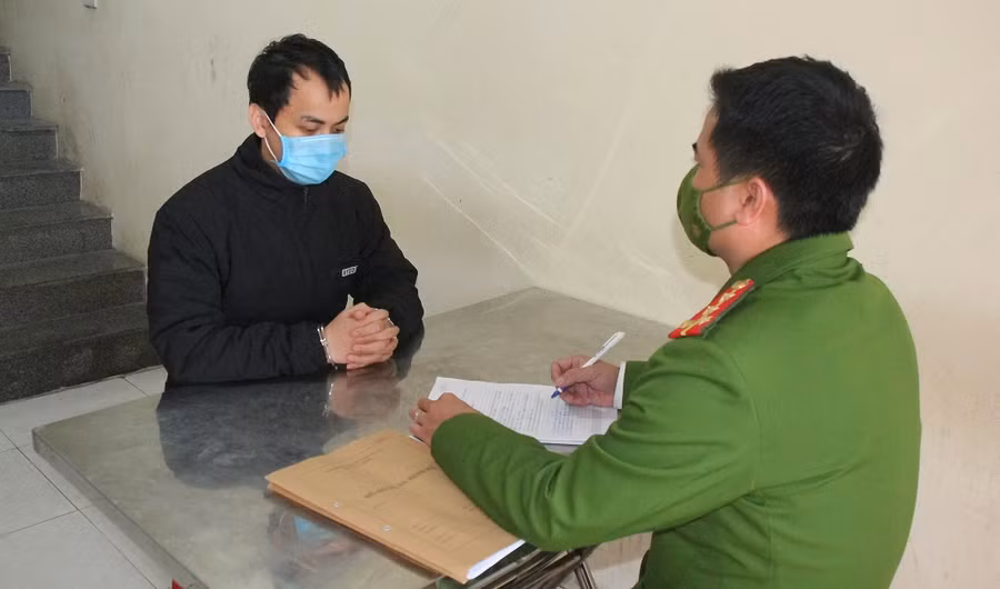 Cơ quan chức năng làm việc với Nguyễn Ngọc Hoàng - kẻ cầm đầu đường dây.