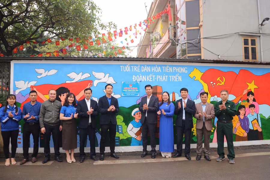 Cùng với đó nhiều hoạt động như khánh thành sân chơi, tủ sách cho thiếu nhi và công trình tranh tường bích họa tại xã nông thôn mới nâng cao; tổ chức ra quân các đội hình vệ sinh môi trường; tuyên truyền lưu động, cấp thẻ căn cước công dân, tài khoản định danh điện tử cho đoàn viên, thanh niên; tổ chức khám bệnh, phát thuốc miễn phí cho cựu thanh niên xung phong có hoàn cảnh khó khăn… đã được đồng loạt diễn ra trong ngày.