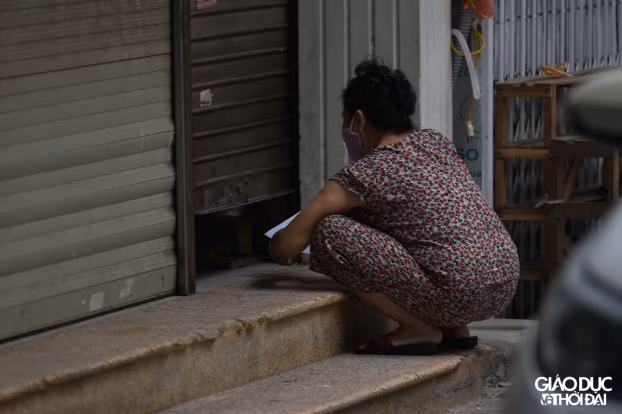 Cánh cửa chỉ hé mở một khoảng trống để người bên trong đủ để trò chuyện, nhận phiếu đi chợ với người bên ngoài. Vỡi những nỗ lực này, người Hà Nội hy vọng rằng, dịch Covid-19 sẽ sớm được kiểm soát. Người dân Thủ đô tin tưởng rằng, Việt Nam sẽ thắng đại dịch.