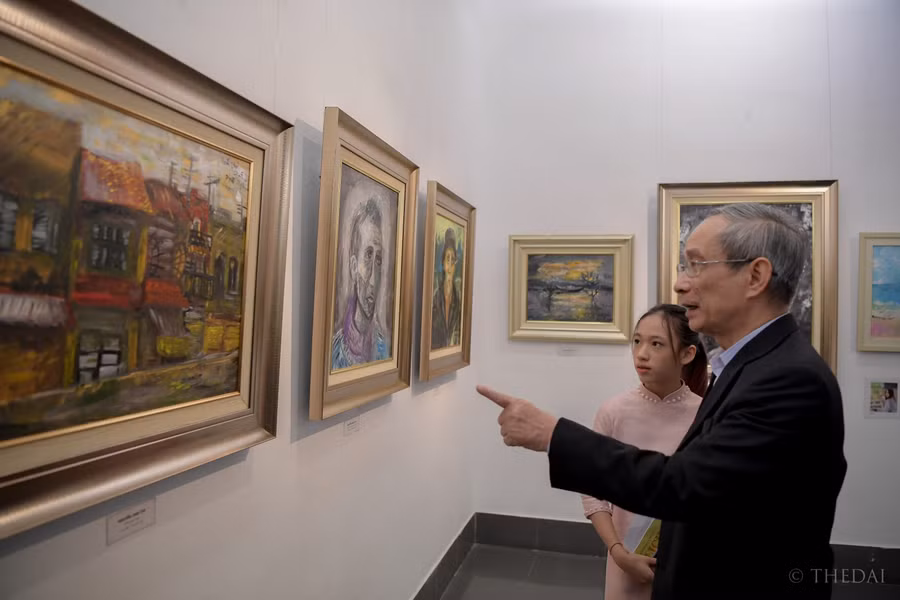 Thầy Nguyễn Xuân Khang - Hiệu trưởng Trường Marie Curie cũng đã tới để chúc mừng các học trò nhỏ của mình.