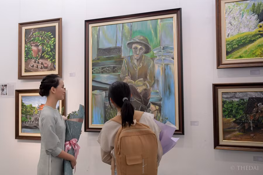 Lần đầu tiên được triển lãm tranh tại Viện Bảo Tàng Mỹ Thuật Quốc gia, các tác giả trẻ không khỏi hồi hộp.