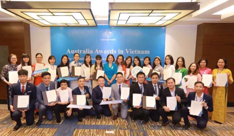 Đại sứ Australia Robyn Mudie chụp ảnh với 29 học viên chuẩn bị lên đường