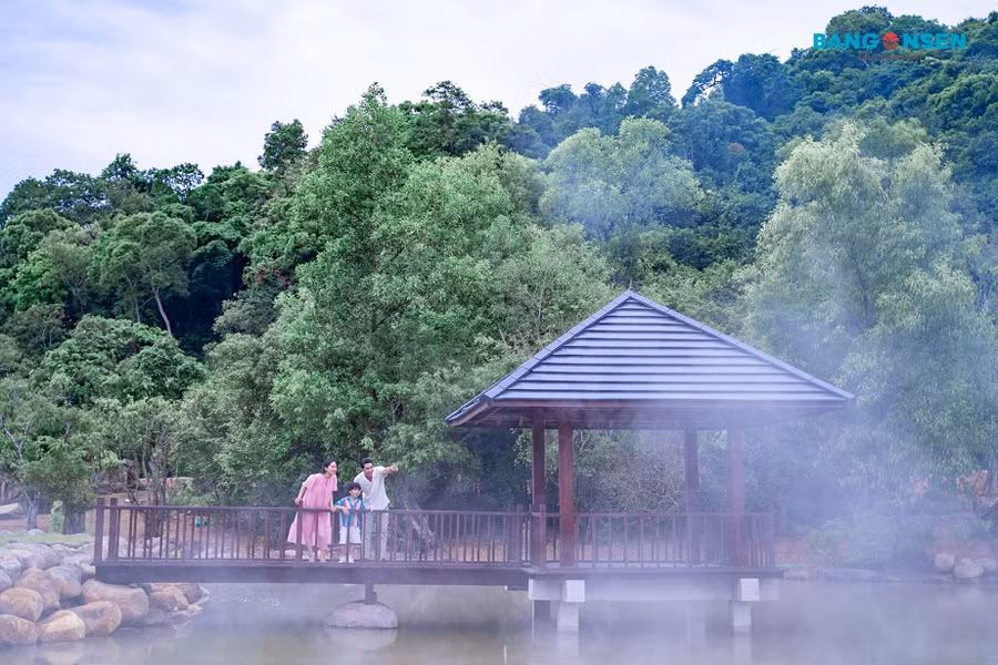 Suối nước nóng được đầu tư hoàn chỉnh.