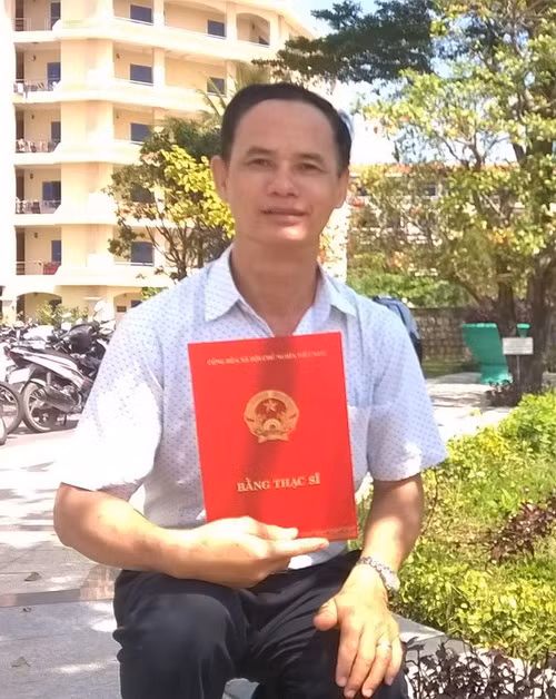 Thầy Lê Văn Linh - giáo viên Trường THPT chuyên Lê Khiết