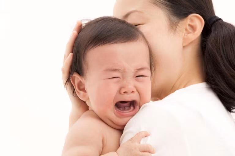 Trẻ viêm thanh quản thường quấy khóc, bỏ ăn