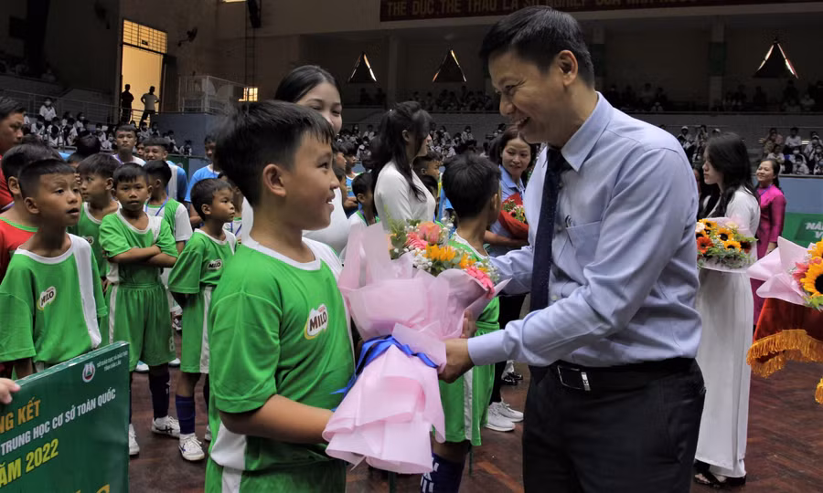 Vụ trưởng Vụ Giáo dục Thể chất Bộ GD&amp;ĐT Nguyễn Thanh Đề tặng hoa động viên các đội tham dự giải.